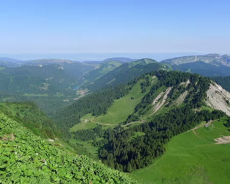 02 J2 : Sur la crête montant au Roc d'Enfer, vue sur le lac de Vallon et sur La Chèvrerie.