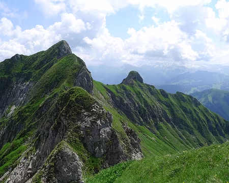 13 Regard en arrière sur le Roc d'Enfer et sur son arête sud.