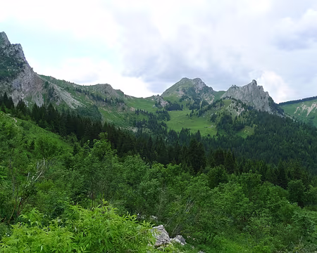 19 Sur le chemin du retour, vue sur le refuge de Chavan et la Haute Pointe.