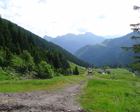 25 De l'autre côté du col, les chalets des Follys.