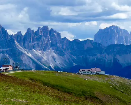20190714-14h57m07s-P1170257-V3 Premier refuge : Refuge Plose (à droite)