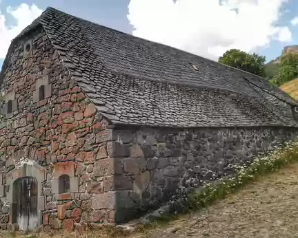 Cantal (23) Grange typique, couverte de lauze et d'ardoise