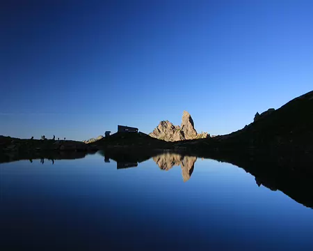 26 Lac et refuge de Presset sont au rendez-vous au petit matin avec la Pierra Menta qui se dresse en arrière plan.