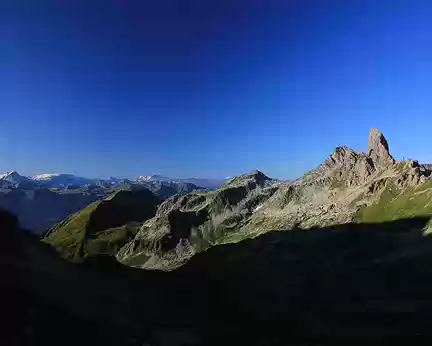 27 Panorama exceptionnel sur la Pierra Menta, les glaciers de la Vanoise, de Gébroulaz (entre Val Thorens et Méribel), et même la barre des Ecrins