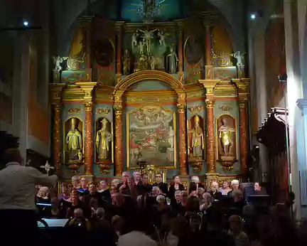 P1200885 Concert en l'église de Thônes devant le rétable de Saint Maurice
