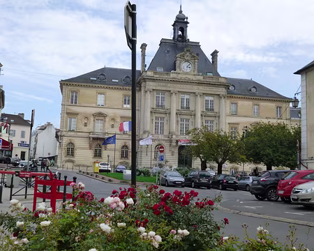 P1110942 ...son hôtel de ville sur l'emplacement de l'ancien château des comtes de Champagne et de Brie...