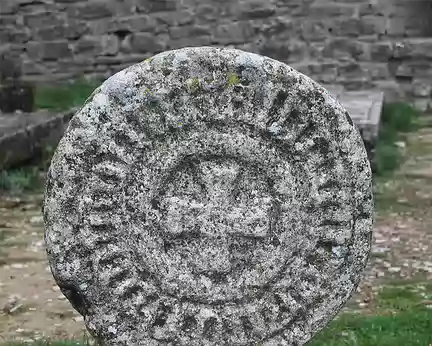 IMG_2821 Copie de stèles discoïdales dans le cimetière. XIVè siècle.