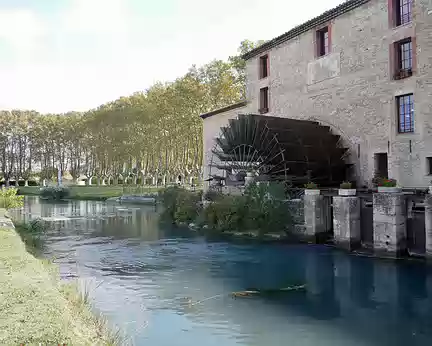 P1060245 Le moulin de Taillades sur le canal de Carpentras