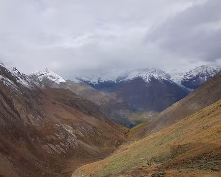 20191021_100300 À gauche la pointe du Mettelhorn (3406m), à droite le Weisshorn dans les nuages, à sa droite le Bisgletscher (glacier de Bis), en bas Täschalp