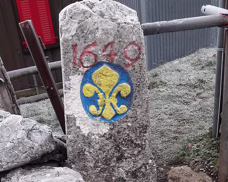 Borne frontière franco-suisse au niveau de la cabane de la Gym Borne frontière franco-suisse au niveau de la cabane de la Gym