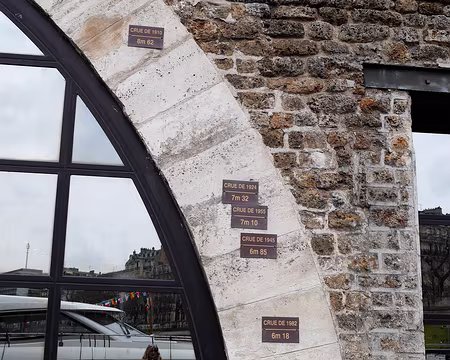 P1130400 Arsenal nievaux des crues de la Seine