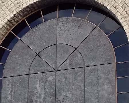 034 Le portail monumental représentant le Buisson ardent (P. Sabatier, 1974)