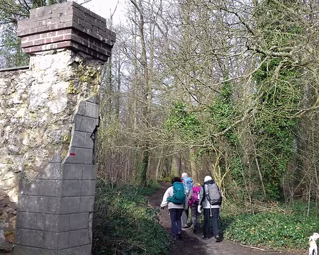 001 La Porte blanche, à Maisons-Laffitte, permet d’accéder à la forêt de Saint-Germain-en-Laye