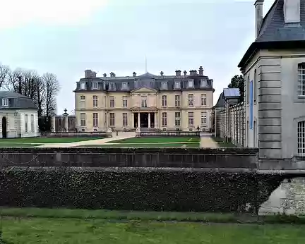 002 Le château de Champs-sur-Marne (XVIIIème siècle) côté cour
