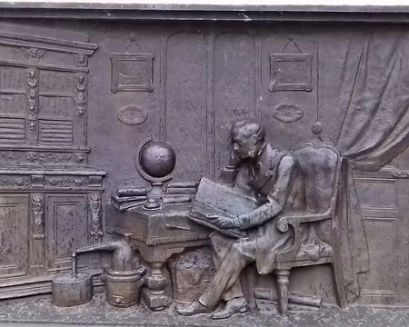 043 Bas-relief représentant Emile Menier dans son cabinet