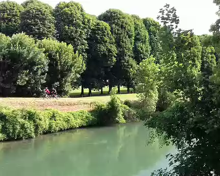 001 le canal de Meaux à Chalifert, près d’Esbly (Seine-et-Marne). Vue sur la rive droite