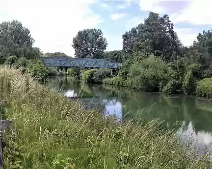 035 le canal de Meaux à Chalifert, long de 12 km, recoupe les nombreux méandres de la Marne