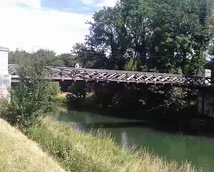 042 le pont d’Esbly (1845) est le seul pont suspendu en bois d’Île de France