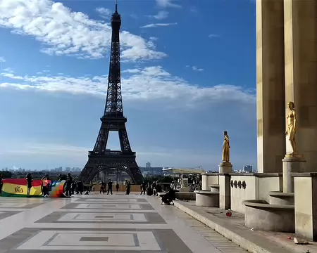 001 le parvis des Droits de l’Homme et la Tour Eiffel