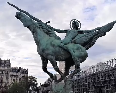 009 la France renaissante, statue équestre en bronze du sculpteur H. Wederkinch (1930) à la pointe amont de l’île aux cygnes
