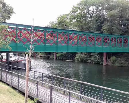 033 la passerelle de l’île Saint-Germain relie cette dernière à la ville d’Issy-les-Moulineaux