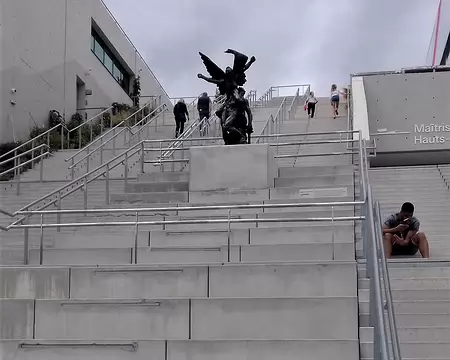045 l’escalier monumental mène au jardin Bellini sur le toit de la grande salle