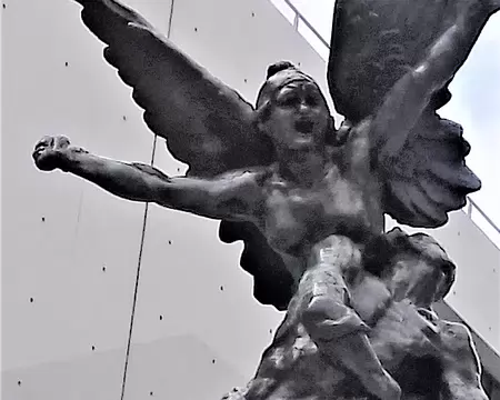 046 au milieu de l’escalier, la statue de la Défense (A. Rodin, 1879) agrandie au double (Fonderie de Coubertin, 2017)