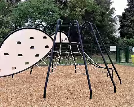028 et une araignée géante dans un square à Thomery