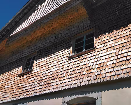 P_20200823 toit de tavaillons d'une auberge Sur la Roche