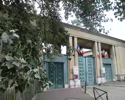 P1120707 Entrée du cimetière de Montrouge, où repose Coluche. Il est situé dans le 14è arrondissement de Paris.