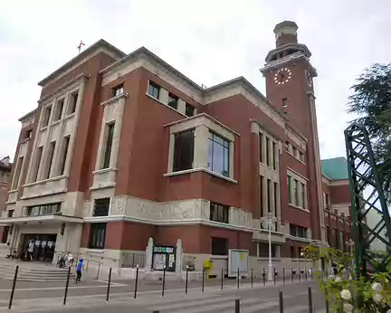 P1120711 Le Beffroi de Montrouge inauguré en 1933, de style Art Déco, abrite un centre culturel et de congrès.