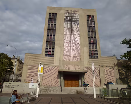 P1120715 Eglise Saint-Jacques-le-Majeur, construite en béton armé, de 1934 à 1940.