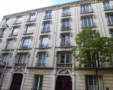 P1120730 Immeuble de 1897 orné de deux tympans représentant les deux fables de La Fontaine : 