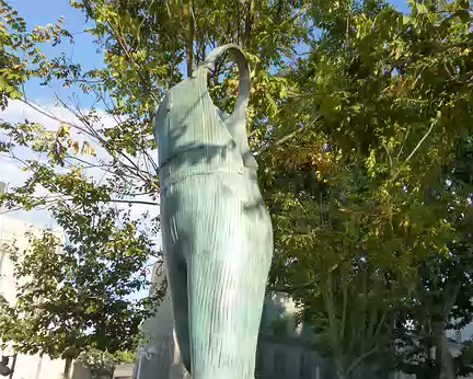 P1120739 Statue de Coluche (1944-1986). Merci à Marylise