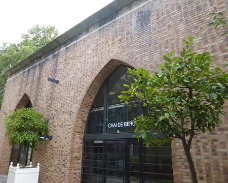 P1120964 ...à l'emplacement des anciens entrepôts de vins début XIXès.