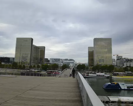 P1120970 La Bibliothèque François-Mitterrand inaugurée en 1995 et la passerelle Simone-de-Beauvoir (2006)