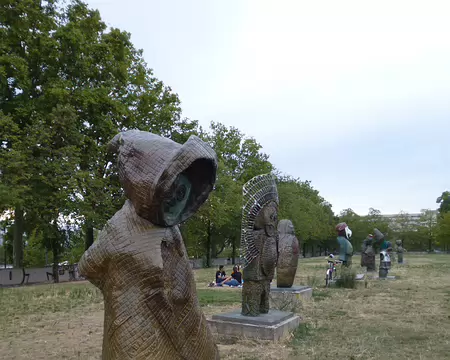 P1120971 Les Enfants du Monde en 21 statues en bronze (2001)