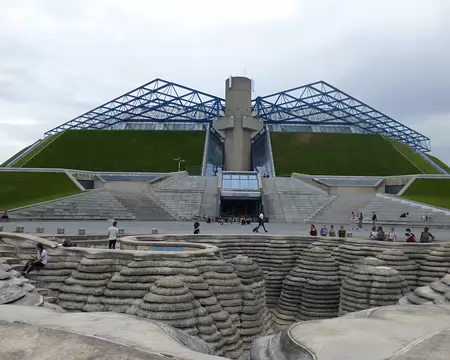P1120975 La fontaine Canyoneaustrate (1988) devant la Palais omnisports de Paris-Bercy (1984)