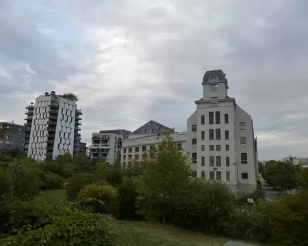 P1120987 Les anciens Grands Moulins de Paris (1921) transformés en Université Paris-Diderot en 2006 vus depuis les Jardins Grands-Moulins-Abbé-Pierre (2009).