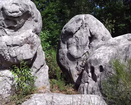 031 forment d’imposants chaos rocheux…