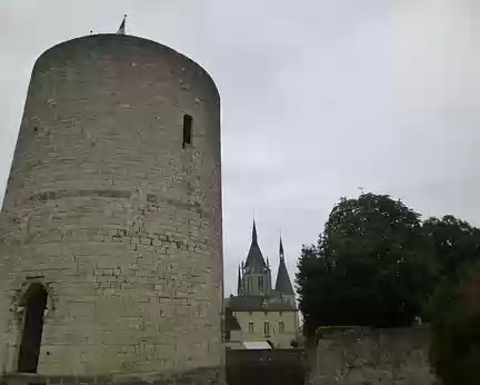 P1130016 Le donjon du château de Dourdan et l'église St-Germain-d'Auxerre, XIIè s.