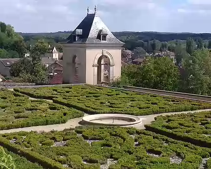 034 Côté sud, les jardins à la Française dominent la vallée de l’Oise