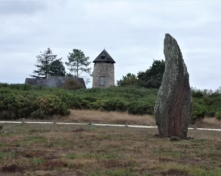 009 L’un des menhirs près du moulin de Cojoux