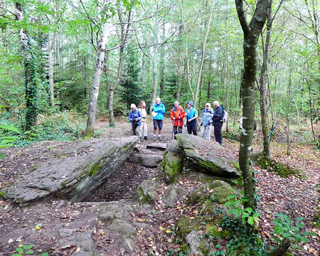050 »Le Tombeau du Géant » à Brocéliande, dans la forêt de Paimpont, date du Bronze ancien. Il a été construit avec trois menhirs du Néolithique