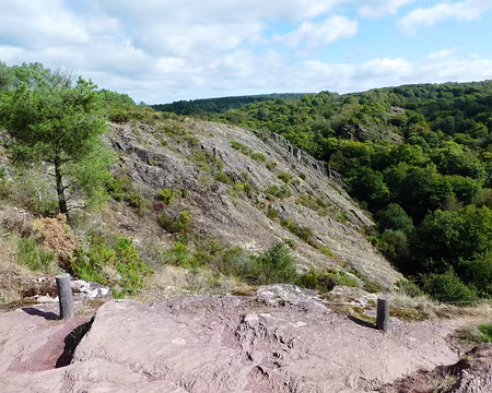 064 Rochers de schiste rouge sur les hauteurs du Val sans retour