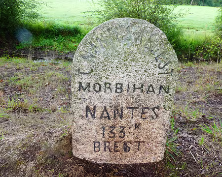 077 Borne le long du canal