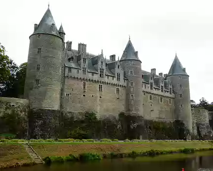 080 Le Château de Josselin vu depuis le canal. Cette forteresse, édifiée au XIVème siècle pour Olivier de Clisson, futur Connétable de France, est la propriété de...