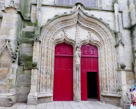 082 Le portail gothique avec ses arcs en accolades