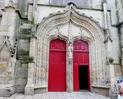 082 Le portail gothique avec ses arcs en accolades