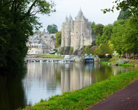 086 Les tours médiévales du château dominant l’Oust aujourd’hui canalisé